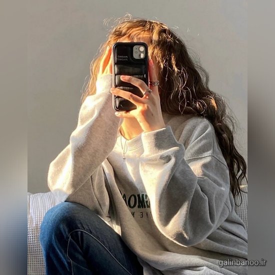 عکس دختر با ایفون در ایینه